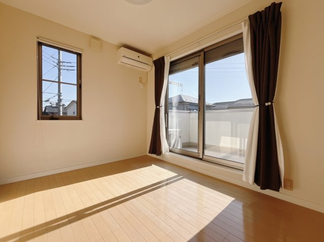 【中古戸建】足利市八椚町の洋室|■洋室｜ほっと安らぐ落ち着いたナチュラルな色合い。ウッドの質感でお部屋も心もやさしいぬくもりに包まれます。明るい日差しが降り注ぐお部屋に、居心地の良さを感じます♪