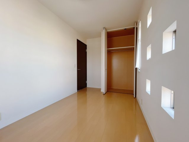【中古戸建】足利市八椚町の洋室|■洋室｜小学校入学を機に自分のお部屋を欲しがるお子さまは多いようです。普段はリビングでお勉強やお遊びをしていても、お子様の自立を促すにはやっぱり自分の部屋を持つことが一番。
