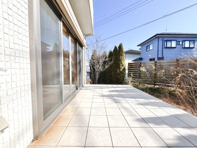 【中古戸建】足利市八椚町のその他|■テラス｜日常に”ほっと一息”をプラスしてくれるテラス。四季を感じながら、ゆったりとした時間を楽しめる贅沢な空間です♪