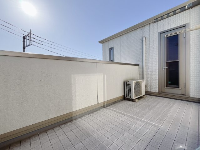 【中古戸建】足利市八椚町のバルコニー|■バルコニー｜バルコニーから入る日差しは暖かく、爽快な朝の目覚めを促してくれます♪洗濯物やお布団を干して太陽の香りを吸い込んだお布団で夜はおやすみください。