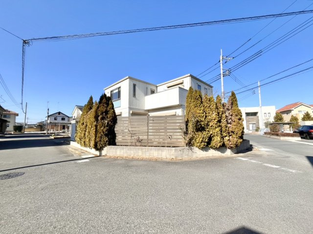 【中古戸建】足利市八椚町の前面道路含む現地写真|■外観｜角地に位置しているため開放感があり、日当たりや風通しも良好で、快適な生活環境が整っています♪