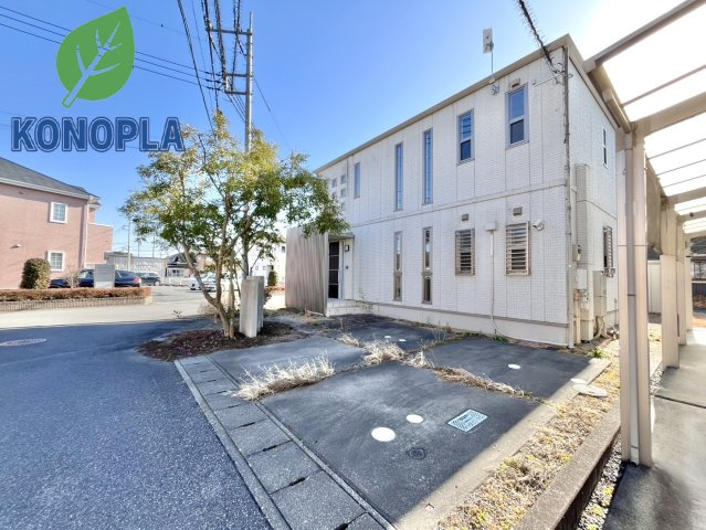 【中古戸建】足利市八椚町の外観|■外観｜白ベースの外観は清潔感あふれる明るい印象的で、周囲の景観にも自然と調和しながらやわらかく上品な雰囲気を演出させてくれます♪