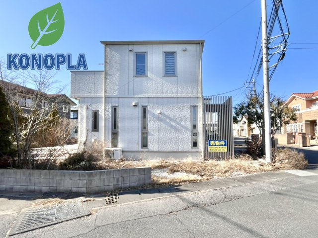 【中古戸建】足利市八椚町の外観|■外観｜光をやさしく反射する外壁により、日中はより開放的で爽やかな印象となり、住まい全体を明るく見せてくれます♪
