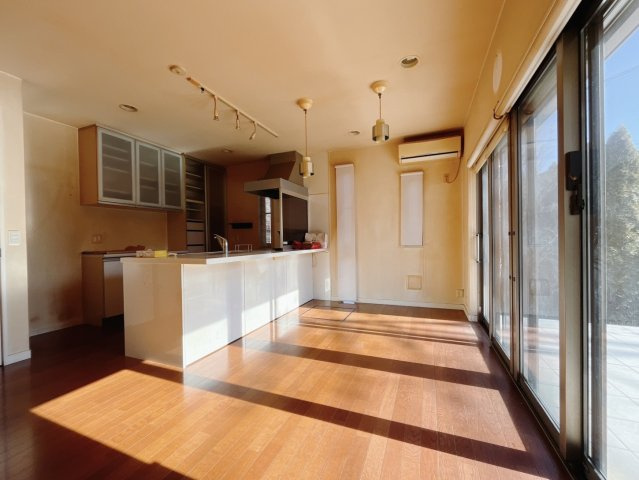 【中古戸建】足利市八椚町のキッチン|■ダイニング｜出来上がった料理を運びやすいダイニング♪お料理中も家族との会話がはずみます♪
