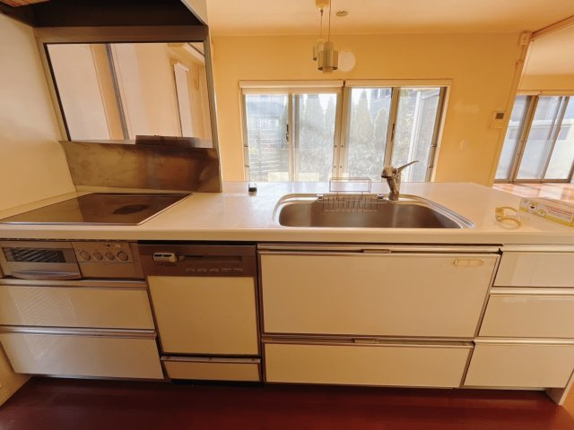 【中古戸建】足利市八椚町のキッチン|■キッチン｜ワークトップ下には、圧力鍋やパスタ鍋などのかさばる調理器具もラクラク収納可能なスライド収納！ものが溢れがちなキッチン回りもスッキリきれいに管理ができます♪