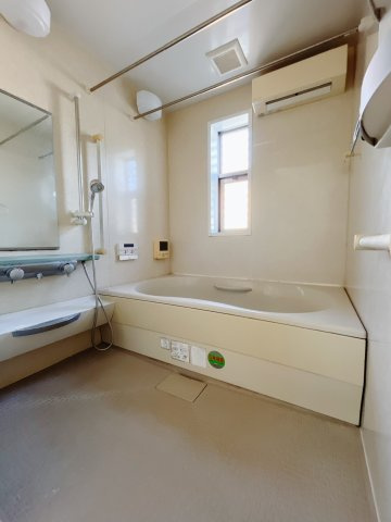 【中古戸建】足利市八椚町の浴室|■浴室｜足を伸ばして方までゆっくりと過ごすことができるお風呂。疲れた体が癒されますね♪
