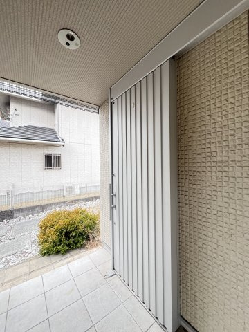 奈良市法華寺町の玄関|スタイリッシュな玄関ドアとポーチ