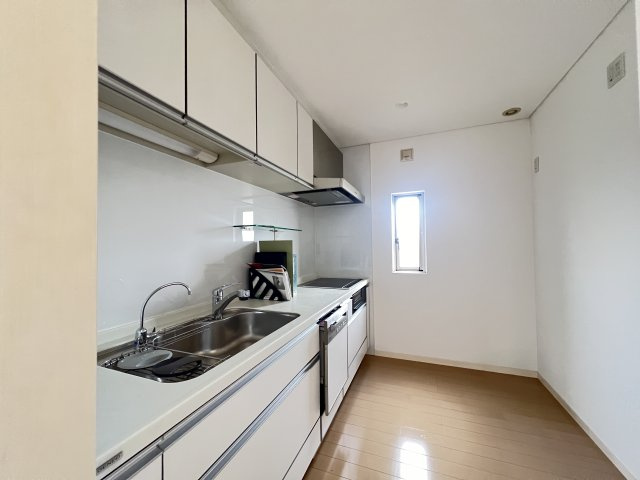 奈良市法華寺町のキッチン|ホワイトを基調としたシステムキッチン