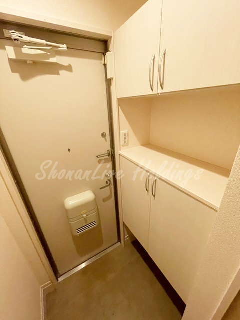 茅ヶ崎市東海岸北５丁目のアパートの玄関