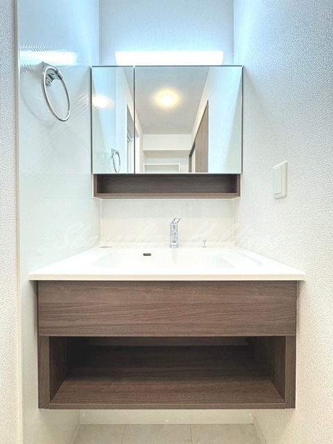 茅ヶ崎市赤松町のアパートの洗面所|明るい洗面所です