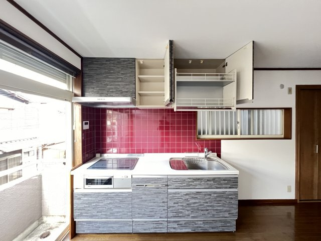 奈良市六条西3丁目のキッチン|上部収納も付いています。