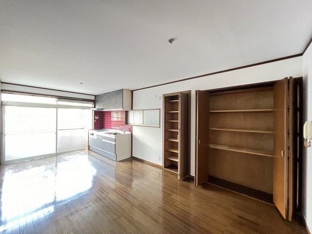 奈良市六条西3丁目の居間・リビング|収納たっぷりなLDK