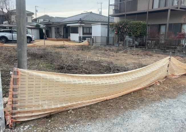 【外観】 | 現地に行くなら、物件の周囲の地形がどうなっているかを見ることも大切です。周辺より低くなっている土地では、大雨などで水が集まりやすいため、地盤が弱くなっているということも考えられるため、注意が必要です。