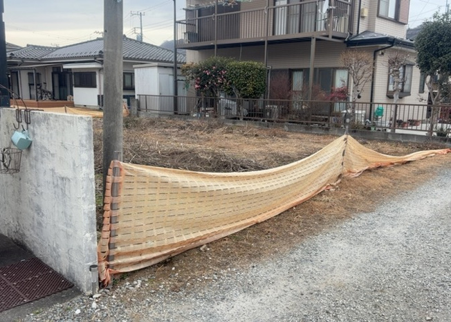 【外観】 | 物件の詳細については、現地を見てわかること以外に、役所や法務局などで調べないとわからないことがあります。そのため、現地に行く場合は、もしこの物件を買ったらどのような生活ができるかをイメージしましょう。