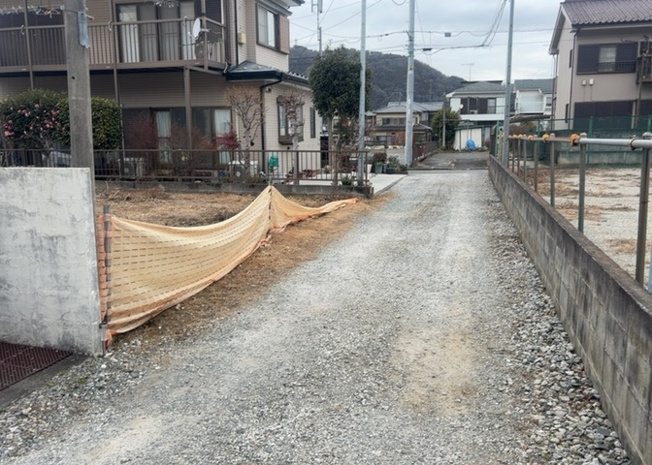 【外観】 | 隣家の土地はどうなっているのか、生活利便施設が近くにあるのか、学校まで近いかなど、お客様のライフスタイルにあわせたイメージが重要です。また、近くにあると困る施設が近くにないかも確認するといいでしょう。