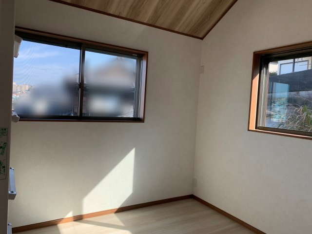 朝霧東町２丁目　新築一戸建ての洋室