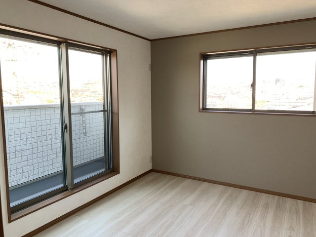 朝霧東町２丁目　新築一戸建ての洋室