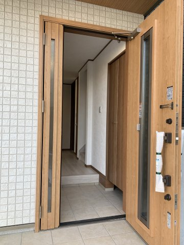 朝霧東町２丁目　新築一戸建ての玄関