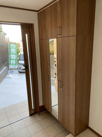 朝霧東町２丁目　新築一戸建ての玄関|下駄箱