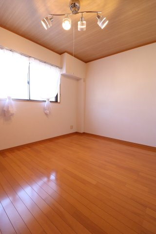 ラ・ポールメゾン北野Bの居間・リビング