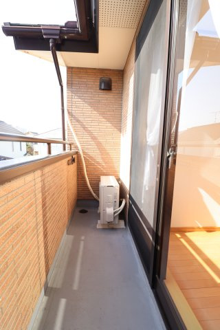 ラ・ポールメゾン北野Bのバルコニー|階段横スペース