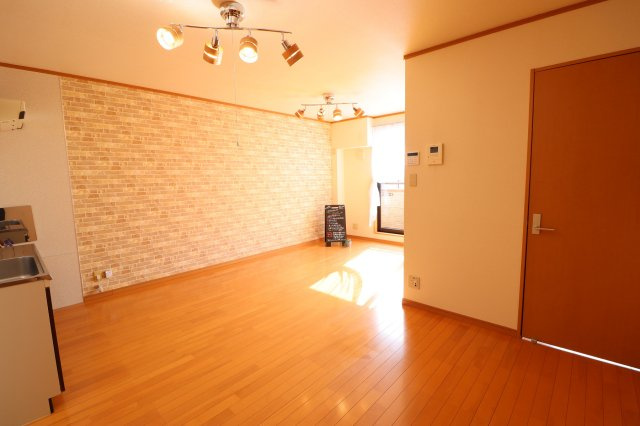 ラ・ポールメゾン北野Bの居間・リビング