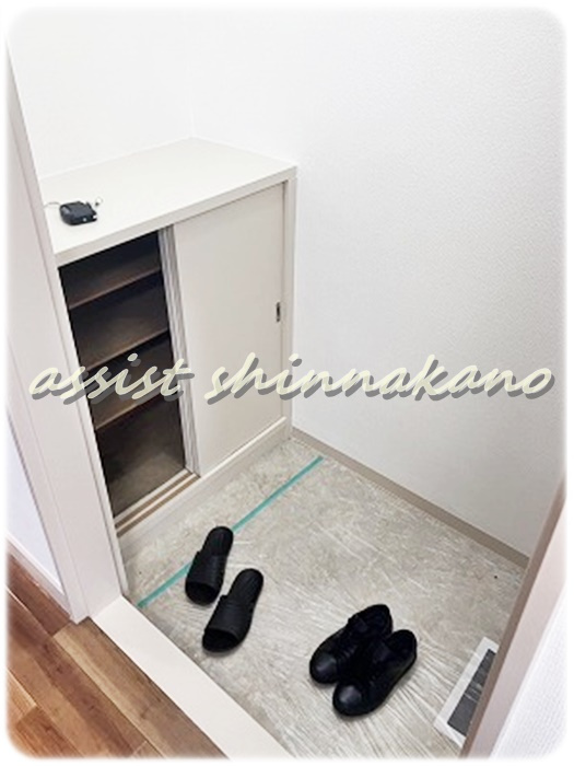 朝野ビルの玄関