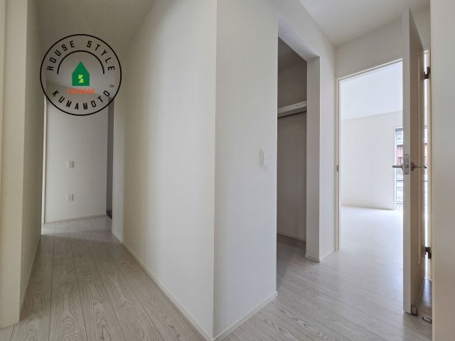 合志市御代志第13-2棟（2号棟）　の内観：施工例|平屋はワンフロアしかないため、部屋と部屋の距離が近くなります。 生活音の緩衝材として廊下を活用するのがおすすめです。