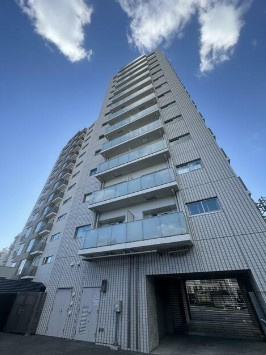 【外観】 | サンウッド東中野 | 鉄筋コンクリート造のがっちりとした建物。