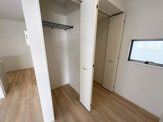 クレイドルガーデン那覇市識名 第３・２号棟の収納|１階リビング側の廊下に便利なクローゼット収納×２♪