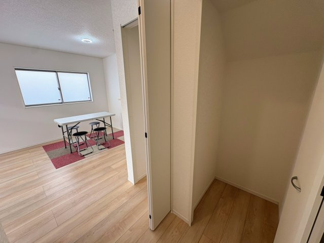 クレイドルガーデン那覇市識名 第３・２号棟の収納|リビングからも行き来しやすい、廊下側に設置された便利なクローゼット収納×２♪