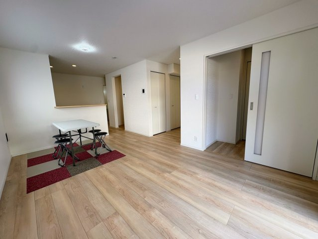 クレイドルガーデン那覇市識名 第３・２号棟の居間・リビング|15.5帖の広々リビング！対面式キッチン＋パントリー収納付き！