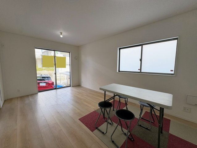 クレイドルガーデン那覇市識名 第３・２号棟のその他|二面採光で明るく広々とした15.5帖のLDK※家具・照明は含みません※