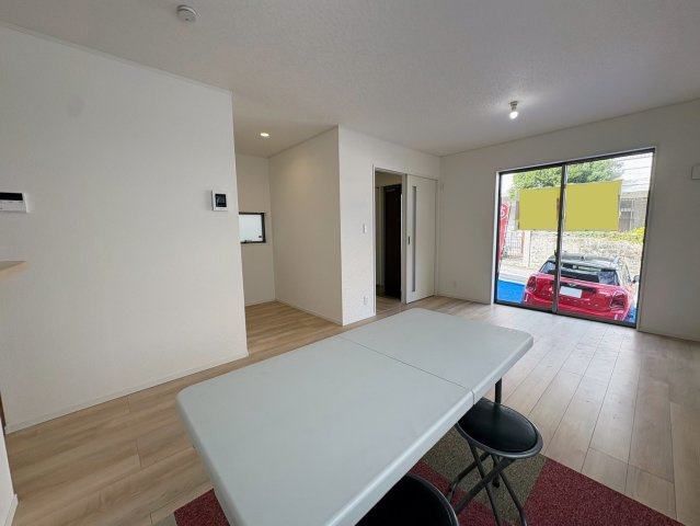 クレイドルガーデン那覇市識名 第３・２号棟のその他|二面採光のLDK15.5帖／大きな掃き出し窓から駐車場への出入り可◎※家具・照明は含みません※