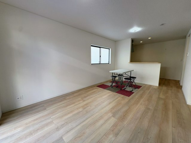 クレイドルガーデン那覇市識名 第３・２号棟の居間・リビング|15.5帖の広々リビング！対面式キッチン※家具・照明は含みません※