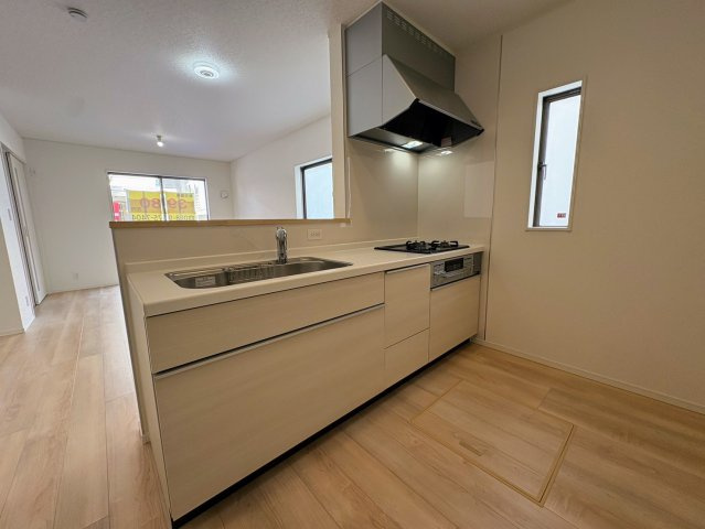 クレイドルガーデン那覇市識名 第３・２号棟のキッチン|会話の弾む対面式のシステムキッチン・換気窓＆床下収納付き