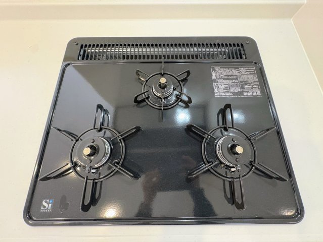 クレイドルガーデン那覇市識名 第３・２号棟のキッチン|ガスコンロ３口