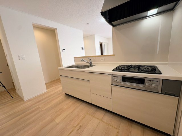 クレイドルガーデン那覇市識名 第３・２号棟のキッチン|奥行があり家事がしやすい対面式のシステムキッチン