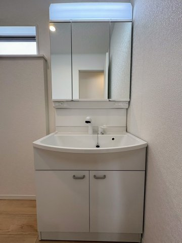 クレイドルガーデン那覇市識名 第３・２号棟の独立洗面台|ハンドシャワー付き洗面化粧台＆洗濯機置場／洗面室に窓