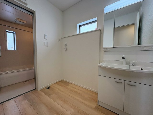 クレイドルガーデン那覇市識名 第３・２号棟の独立洗面台|洗面化粧台＆洗濯機置場から浴室への動線／洗面室＆浴室窓付き