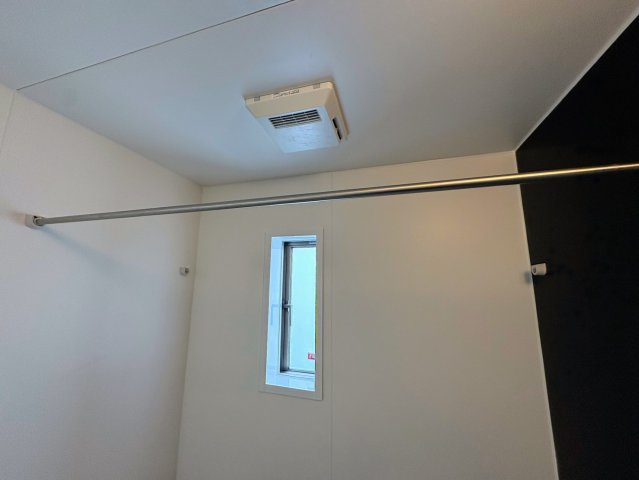 クレイドルガーデン那覇市識名 第３・２号棟の浴室|物干し竿＆換気窓付きの浴室