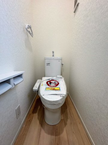 クレイドルガーデン那覇市識名 第３・２号棟のトイレ|１階トイレ・換気窓＆収納付き／温水洗浄便座