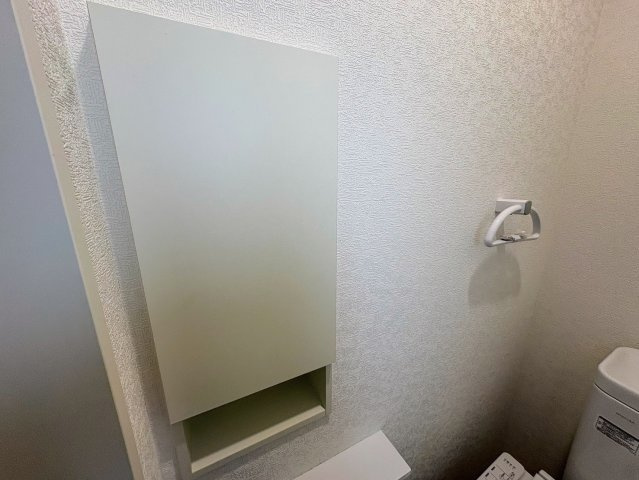 クレイドルガーデン那覇市識名 第３・２号棟のトイレ|１階トイレに設置された便利な収納スペース