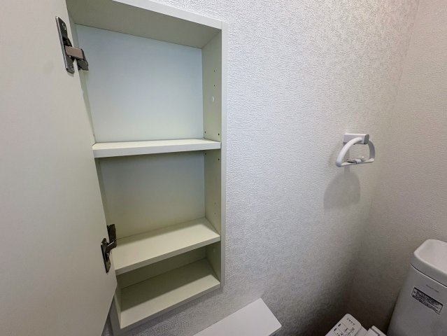 クレイドルガーデン那覇市識名 第３・２号棟のトイレ|１階トイレに設置された便利な収納スペース