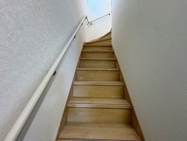 クレイドルガーデン那覇市識名 第３・２号棟の内装|手すり付き階段