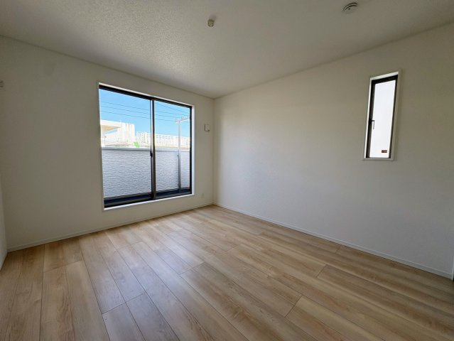 クレイドルガーデン那覇市識名 第３・２号棟の洋室|二面採光の主寝室7.5帖・バルコニー出入口付き