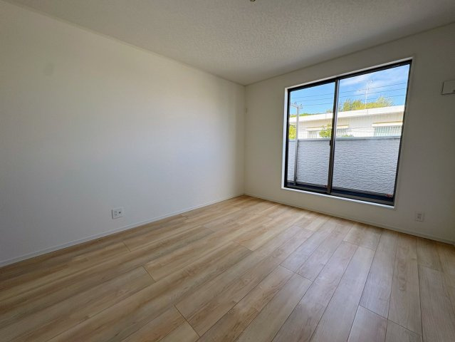 クレイドルガーデン那覇市識名 第３・２号棟の洋室|二面採光の主寝室7.5帖・バルコニー出入口付き