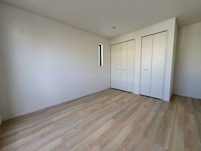 クレイドルガーデン那覇市識名 第３・２号棟の洋室|二面採光の主寝室7.5帖・クローゼット収納×２