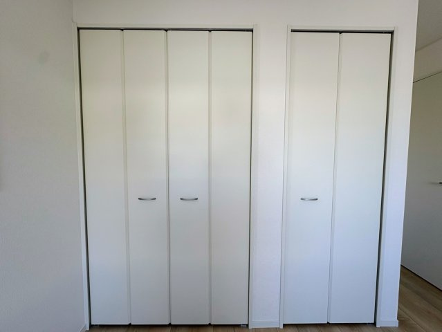 クレイドルガーデン那覇市識名 第３・２号棟の収納|主寝室7.5帖に設置されたクローゼット収納×２