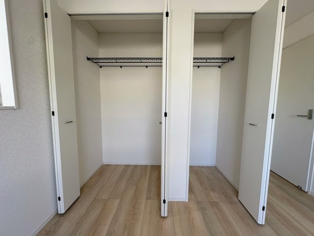 クレイドルガーデン那覇市識名 第３・２号棟の収納|主寝室7.5帖に設置されたクローゼット収納×２